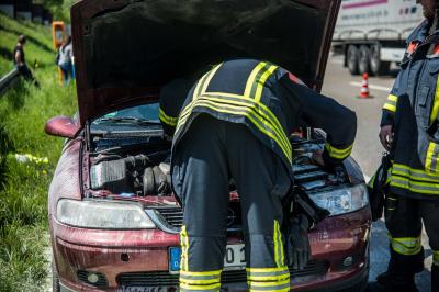 Kirchheim: Pkw brannte auf der A8 - Feuerwehr verhindert schlimmeres